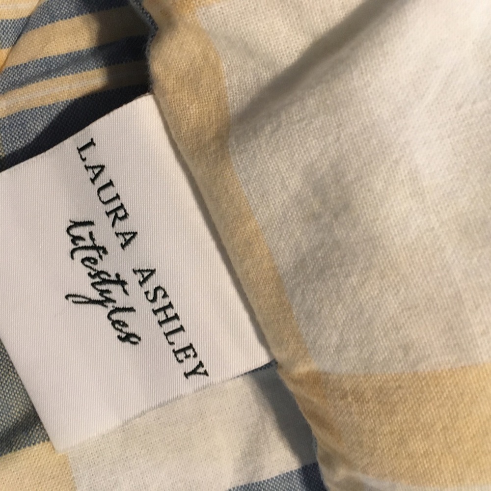Have 2 LauraAshley Reversible Twin Comforters ea80”L,69”W. This is for 1 (one)! - Picture 1 of 5